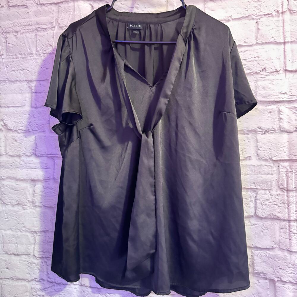 TORRID BLACK SILKY BLOUSE SHORT SLEEVED SZ 1